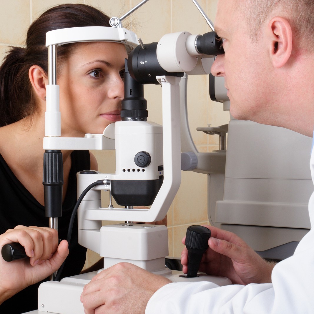 Okunrin ophthalmologist ti nṣe ayẹwo oju